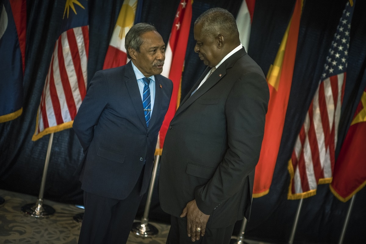 Filomeno da Paixão de Jesus, then Timor-Leste Minister of Defence (L), speaks with US Secretary of Defence Lloyd J. Austin III at the 20th Shangri-La Dialogue in Singapore, 2 June 2023 (Chad J. McNeeley/US DoD)